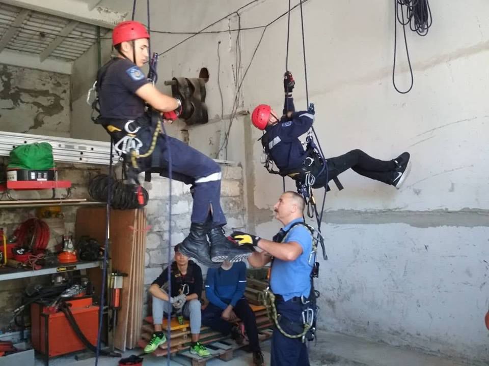 ГИЧС провел спецкурс по альпинизму для спасателей и пожарных