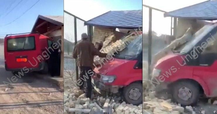 В Унгенах микроавтобус въехал в остановку: две женщины доставлены в больницу