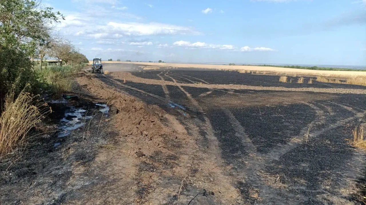 Пожарные ликвидировали возгорание, охватившее поле в селе Тудора