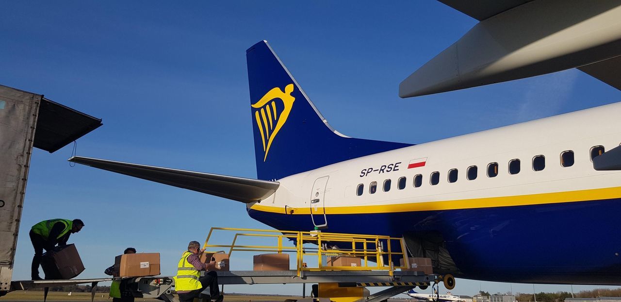 Самолет Ryanair вывез из Молдовы 5000 защитных комбинезонов