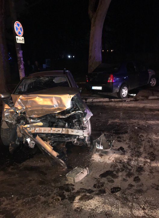 Accident nocturn în Capitală: O Toyota s-a „pupat” cu un Logan