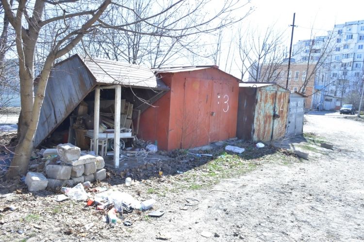 На Чеканах снесли 5 гаражей, еще 45 ждут своей очереди