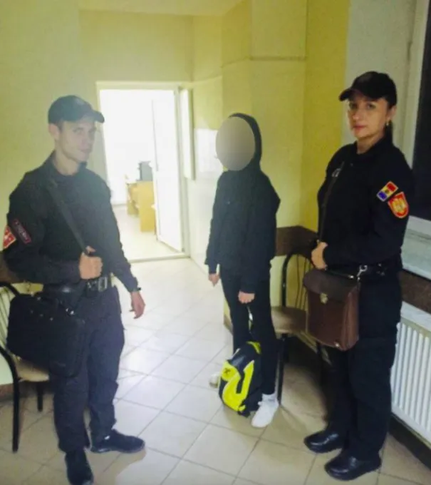 В Бельцах карабинеры помогли девочке из другого города связаться с семьей