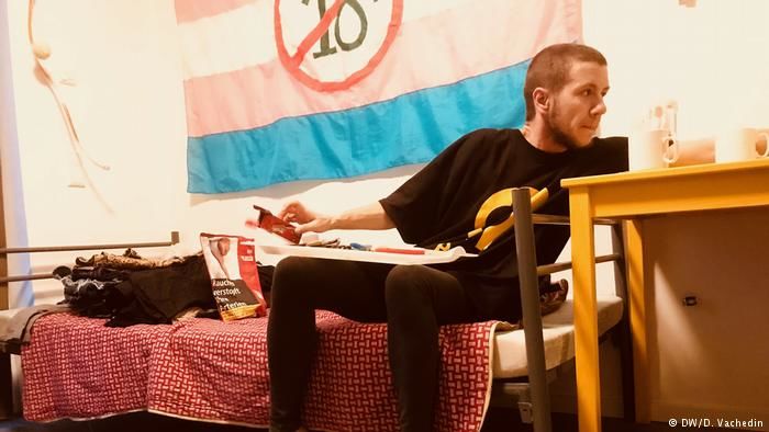 О жизни в берлинском общежитии для ЛГБТ-беженцев рассказал Алик из Кишинева