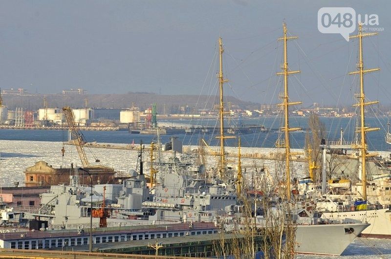 Военные корабли вмерзли в лед в Одессе