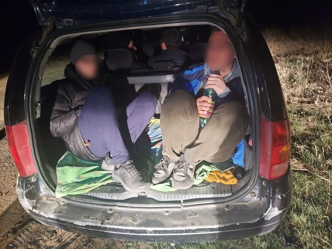 Мужчины пытались покинуть Украину через Молдову в багажнике авто
