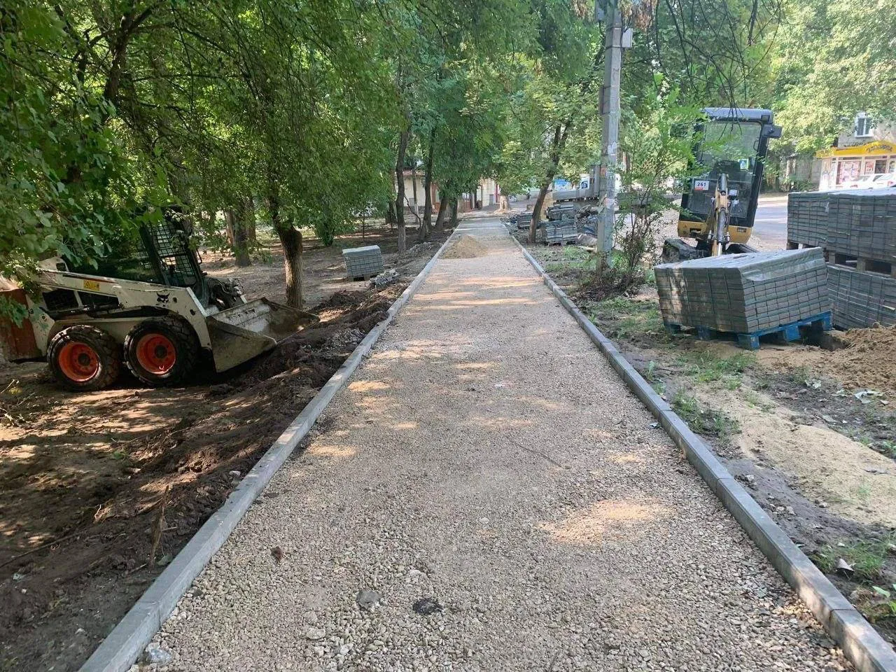 Продолжается ремонт тротуаров на улице Николая Димо