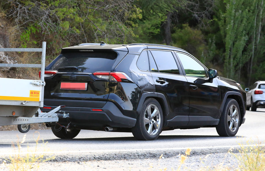 Toyota тестирует RAV4 Plug-In в Европе