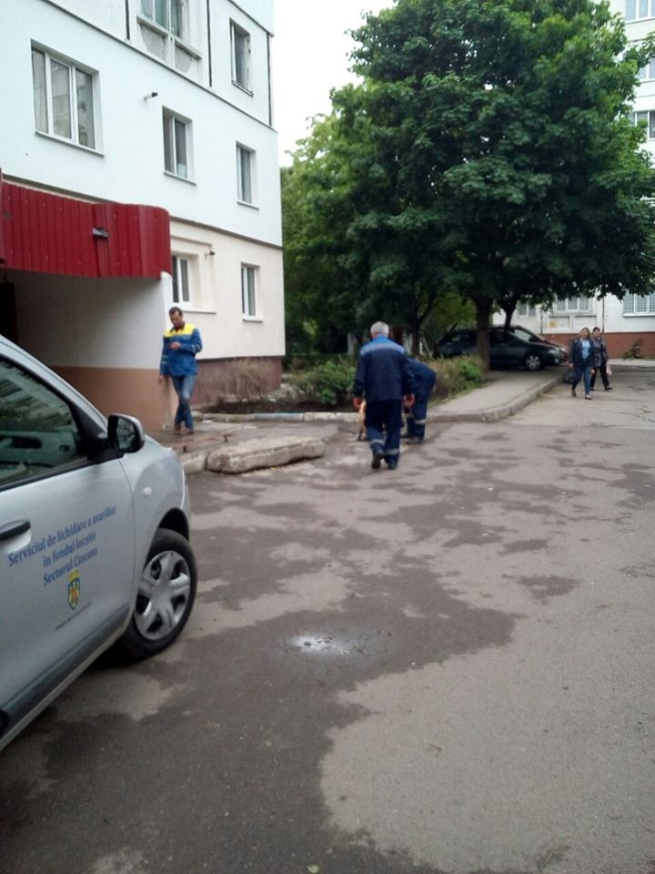 На Чеканах демонтируют несанкционированные антипарковочные барьеры