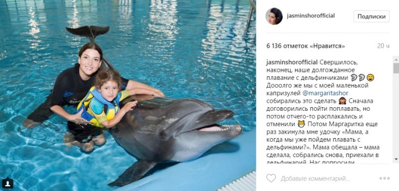 Jasmin, într-un bazin cu delfini. Își petrece concediul împreună cu copiii în Dubai