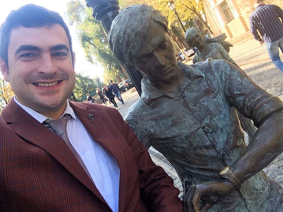 Fotografii amuzante la monumentul îndrăgostiților din Chișinău. „Mi-am adus tigaia de-acasă”