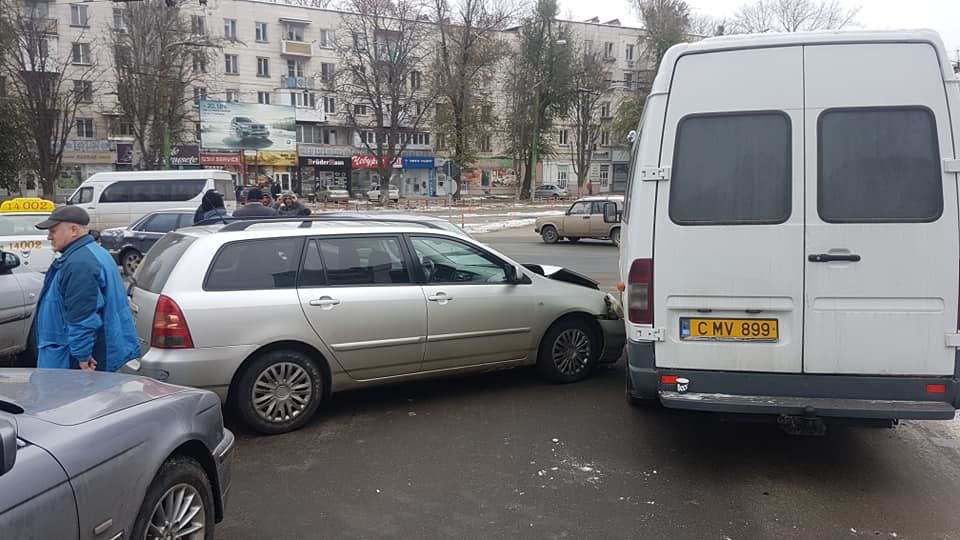 На Ботанике столкнулись сразу четыре автомобиля