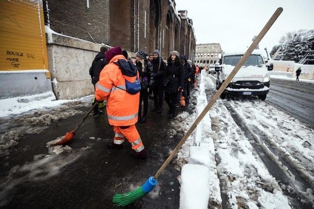 Рим накрыли аномальные снегопады