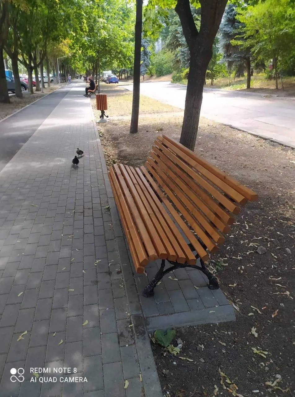 На пешеходной аллее на улице Ливиу Деляну установлена городская мебель