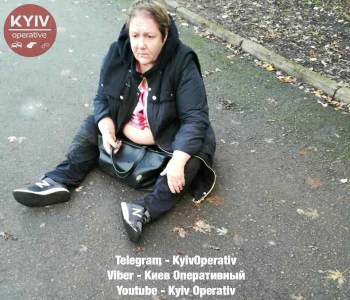 O șoferiță beată criță s-a culcat în mijlocul drumului
