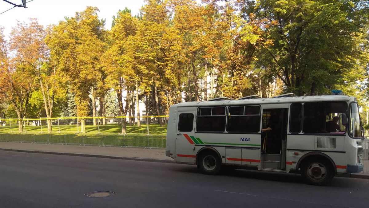 На всей территории вокруг правительства с утра есть полицейские машины и десятки сотрудников правоохранительных органов