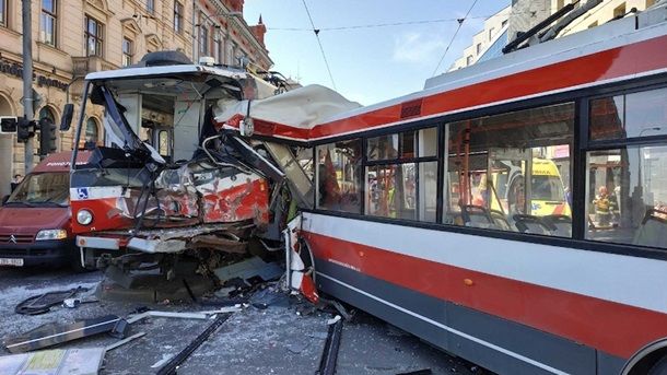 В Чехии 25 человек пострадали в лобовом столкновении трамвая и троллейбуса