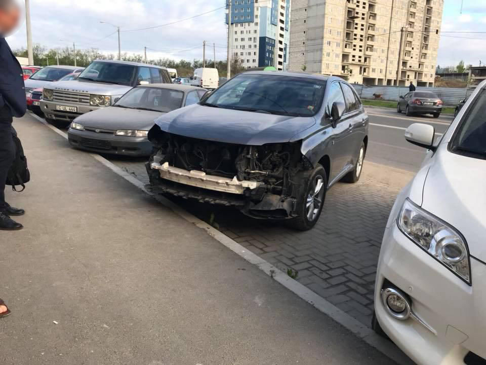В Кишиневе автоворы разобрали припаркованный на улице «Lexus»