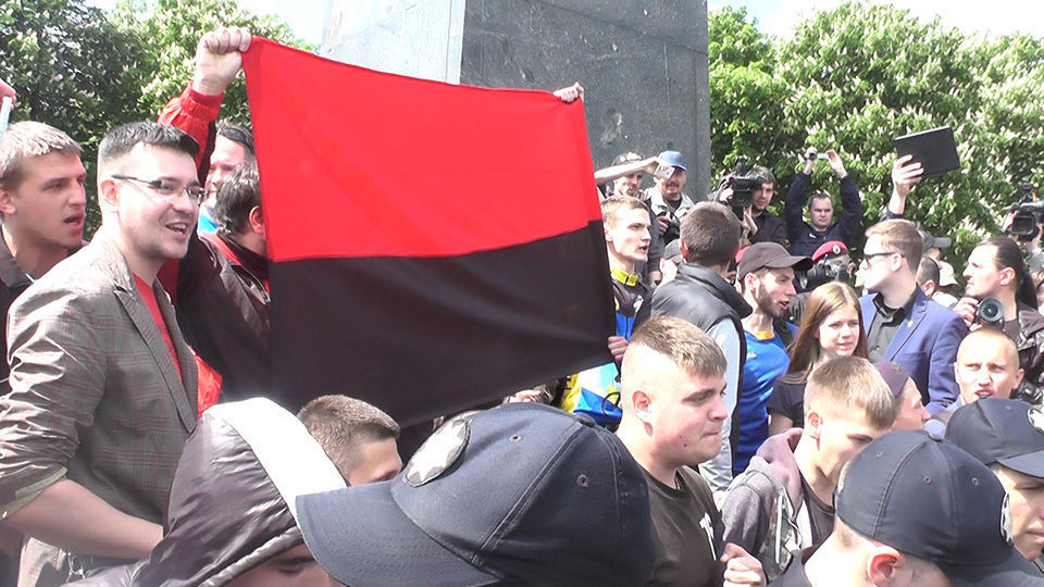 Украинские националисты развернули флаг УПА в парке Вечной славы в Киеве