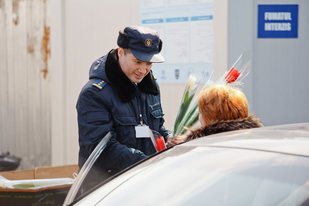 Flori şi bomboane din partea vameşilor pentru femeile care traversează frontiera