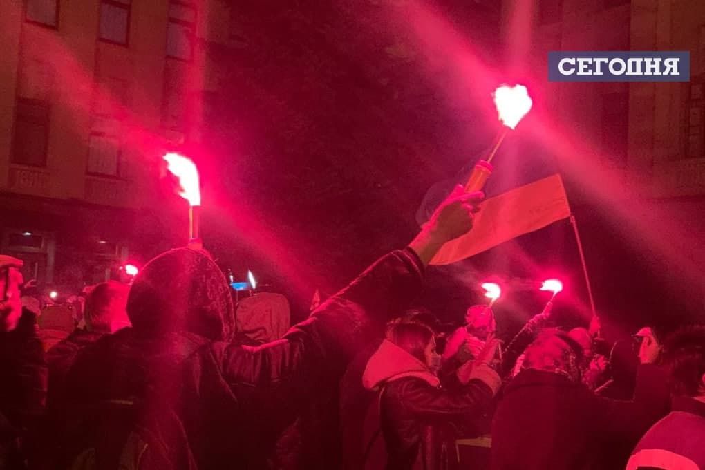 Офис президента Украины обстреливали из пиротехники