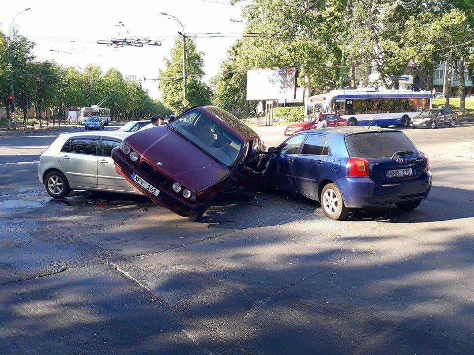Accidentul dimineții: O mașină, luată pe capotă de un alt autoturism în Capitală