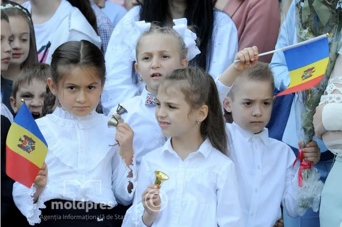 В школах Молдовы после двухлетнего перерыва прозвенел последний звонок