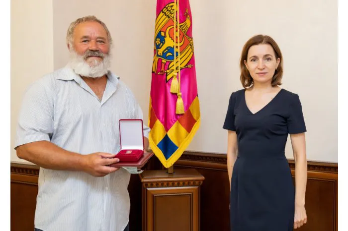 Президент Молдовы наградила скульптора Думитру Вердиану