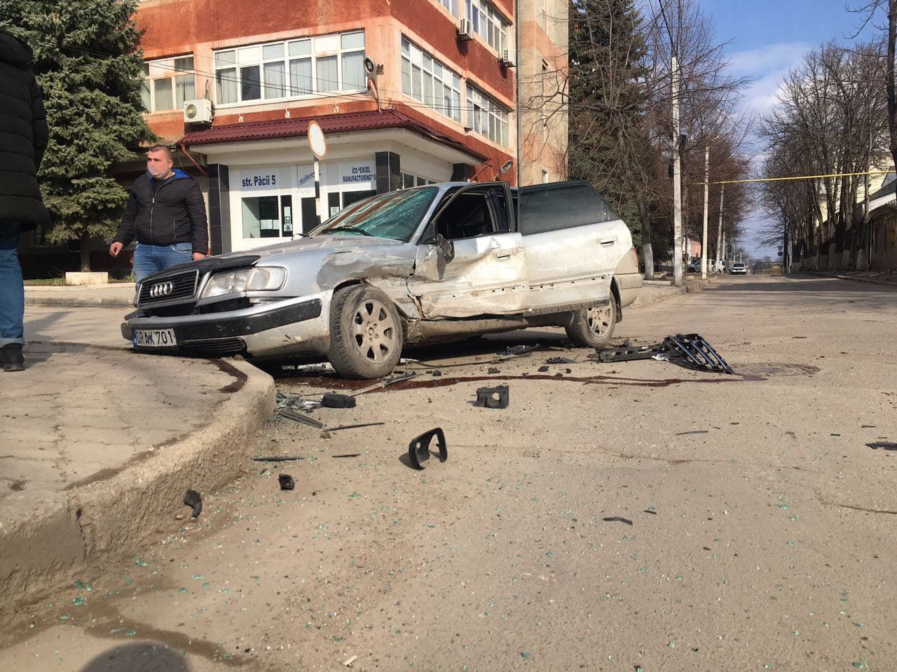 В Бельцах водитель Mercedes протаранил авто с семьей и скрылся
