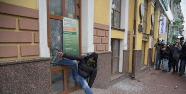 В Сети высмеяли украинского радикала, застрявшего в двери Сбербанка