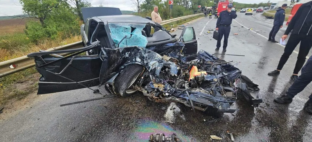 O mașină s-a lovit grav într-un camion pe traseul Bălți-Chișinău