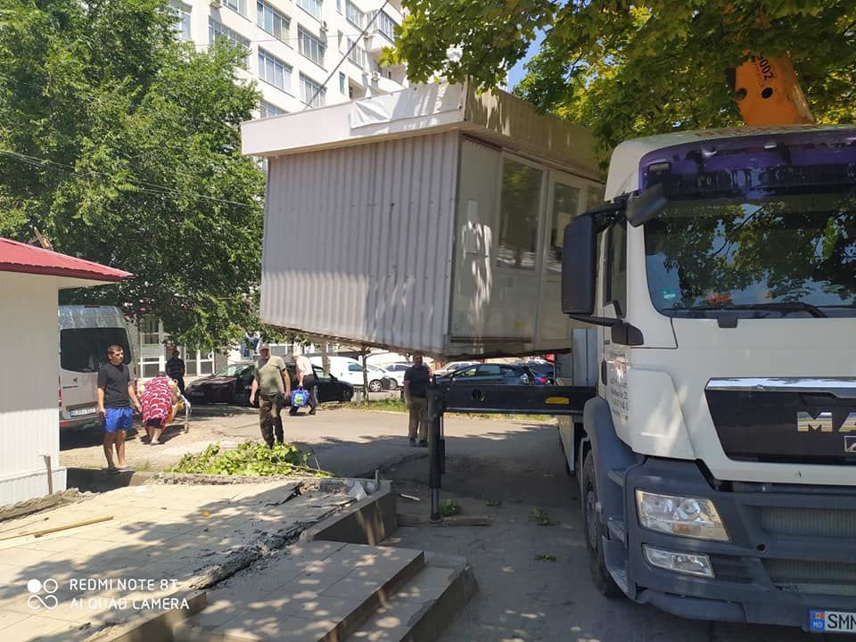 На Ботанике продолжают эвакуировать незаконные киоски