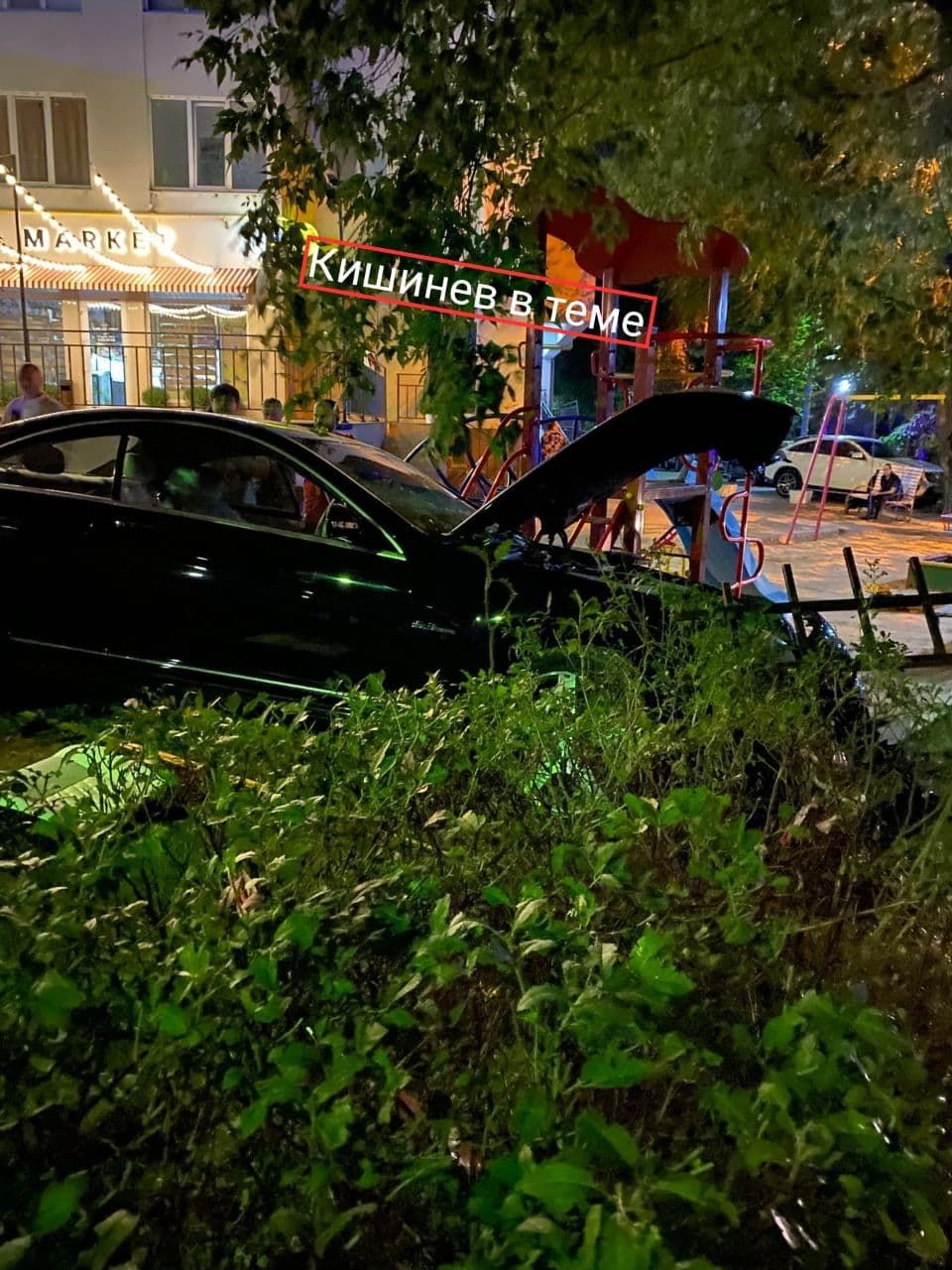 В Кишиневе Mercedes влетел в забор детской площадки, сбив двух людей