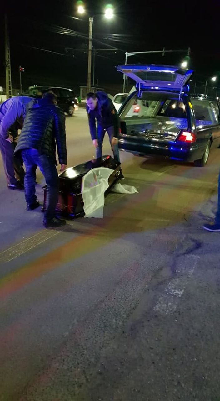 Scene sinistre la Arad. Momentul în care o maşină de pompe funebre îşi pierde mortul pe drum