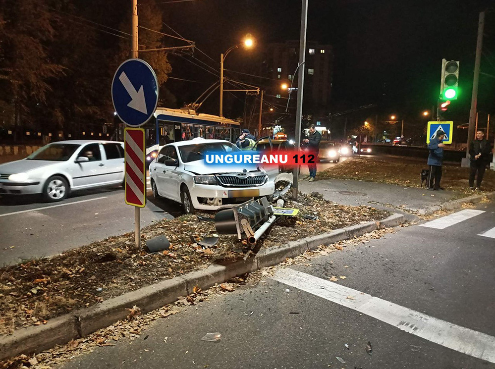 В столице пьяный таксист сбил столб со светофором у пешеходного перехода