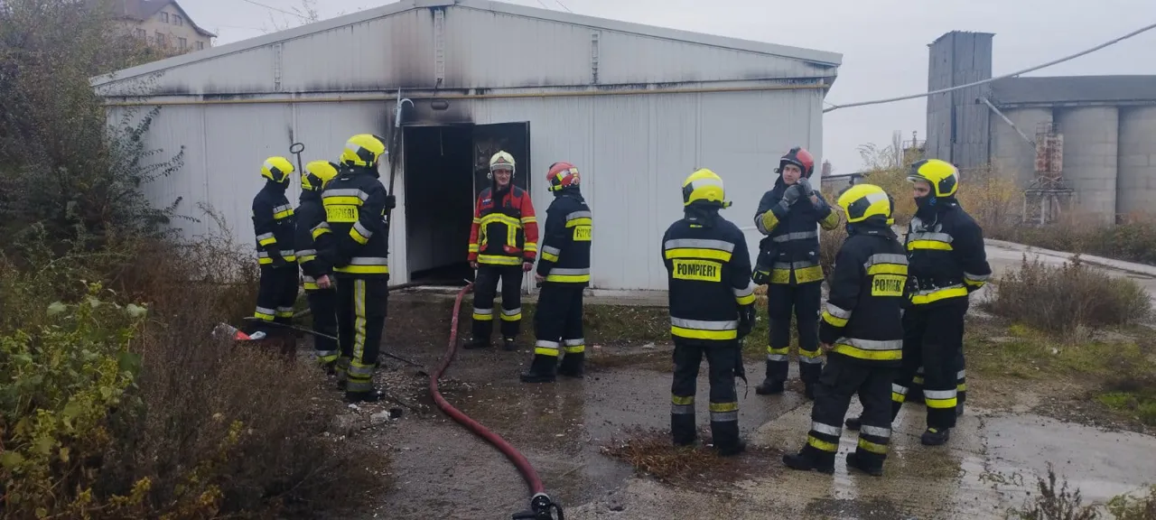 Incendiu la o întreprindere de la Vatra: 15 persoane, evacuate dintr-un cămin de muncitori