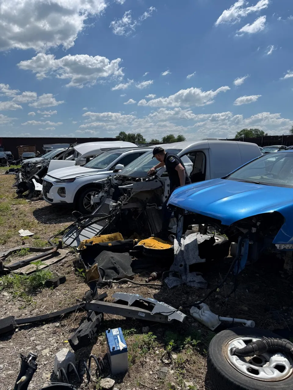 В парке авторазборки в Кетросу нашли незаконно ввезённые машины