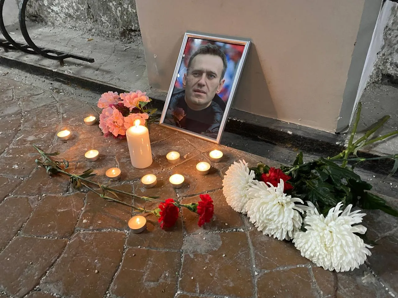 В городах России проходят стихийные митинги памяти Навального