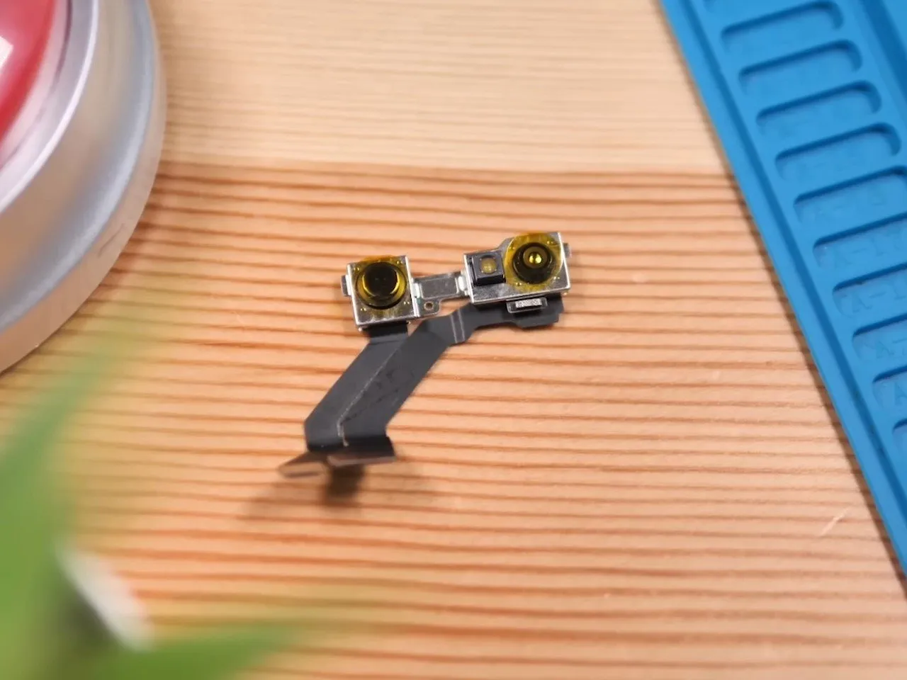 Un blogger a asamblat un iPhone cu piese de pe AliExpress: Mult mai ieftin decât unul nou