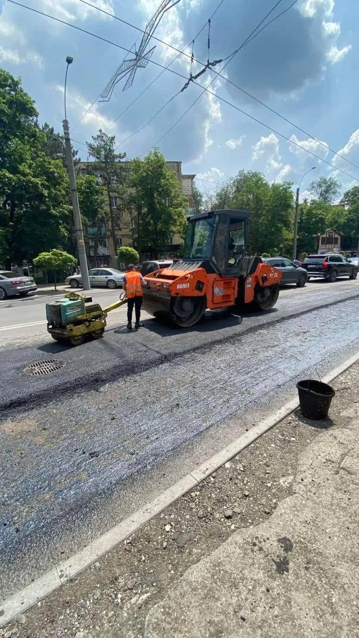 На бульваре Мирча чел Бэтрын проводится полное асфальтирование дороги