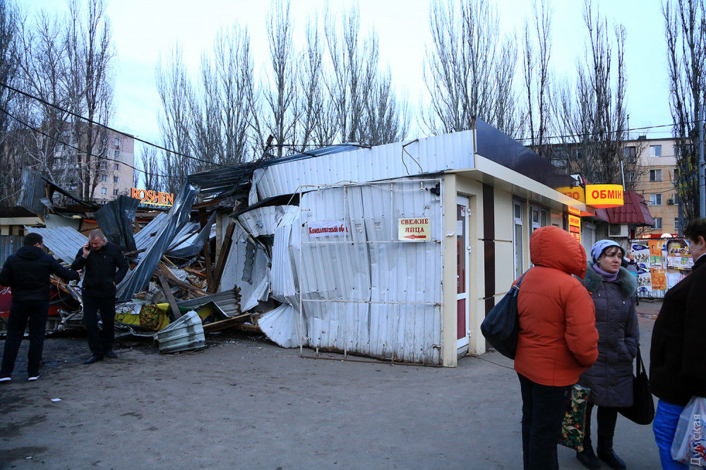 Неизвестные при помощи экскаватора разрушили бар в Одессе