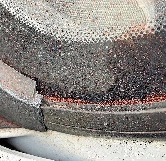 Город в Швейцарии засыпало шоколадным "снегом"