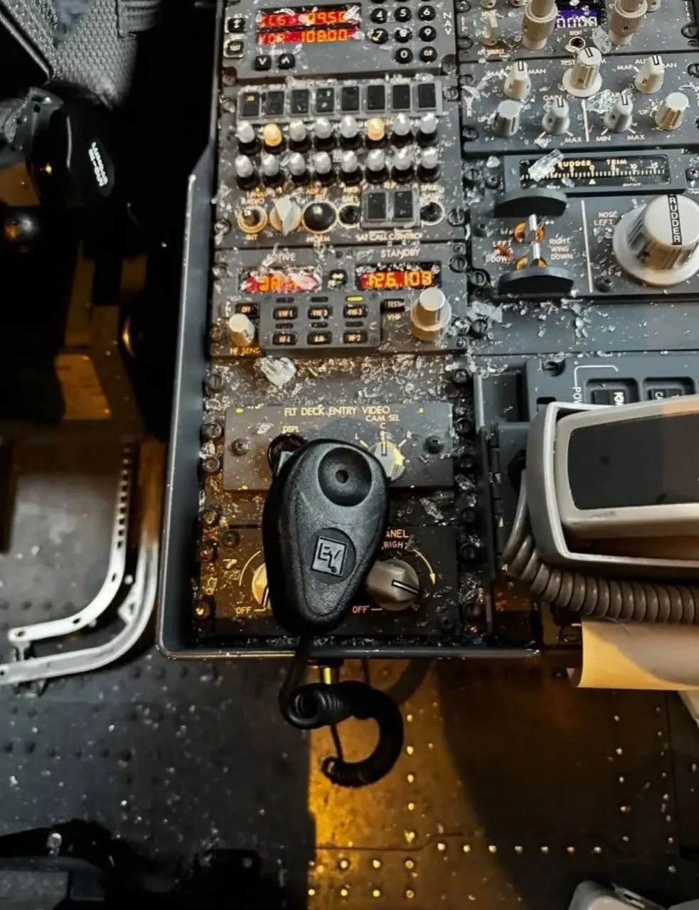 В США у самолета Boeing 737 на высоте 10 тыс. м лопнуло лобовое стекло