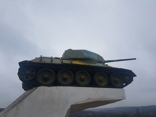 Вандалы надругались над еще одним советским танком