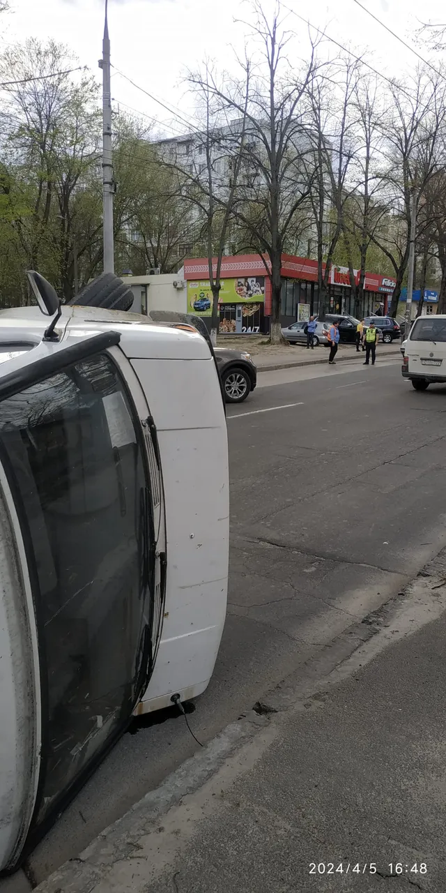 В результате ДТП в Кишиневе перевернулся микроавтобус