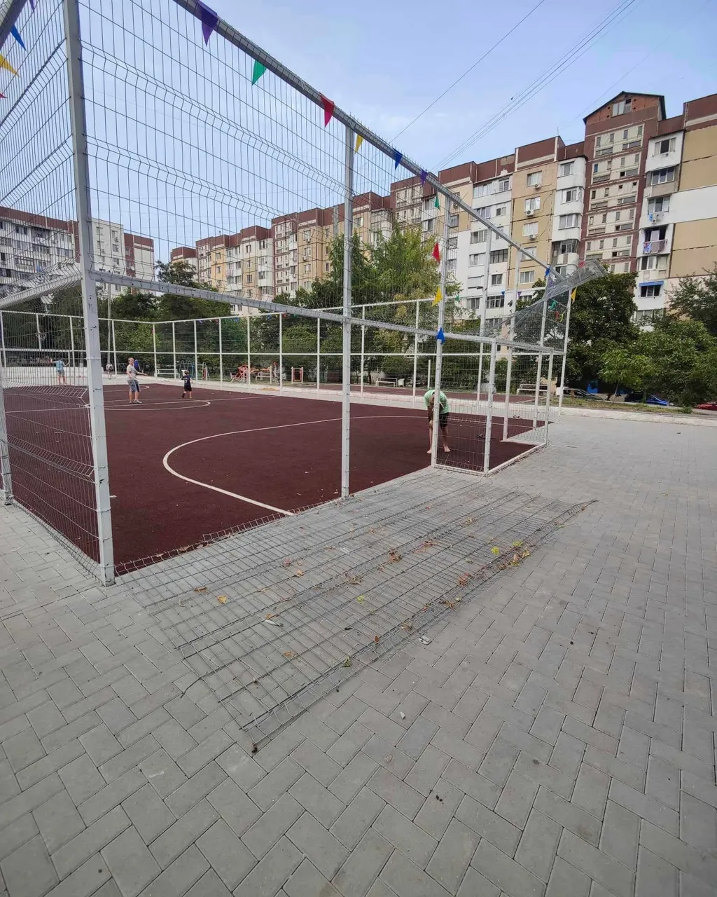 Gardul unui teren de sport din sectorul Ciocana s-a prăbușit: Mai mulți copii ar fi fost răniți