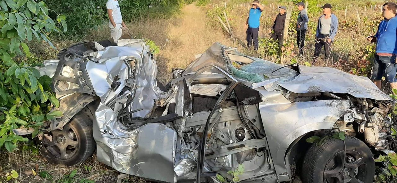 Вблизи Ставчен автомобиль врезался в дерево: водитель госпитализирован