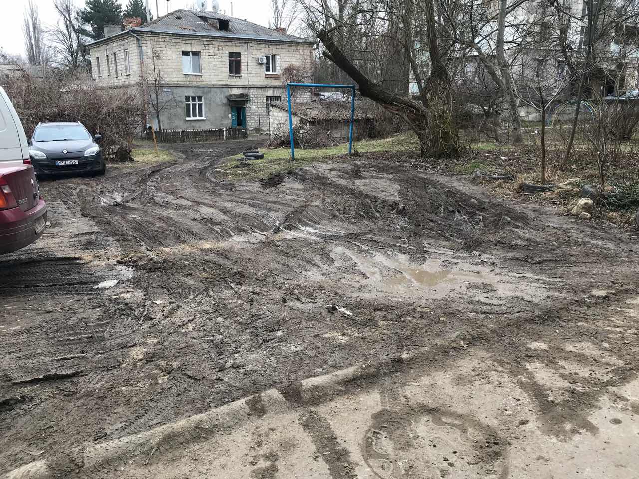 Водителей призывают не парковаться на газонах во дворах