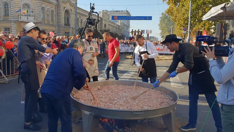 В День города на центральной улице испортили дорожное покрытие