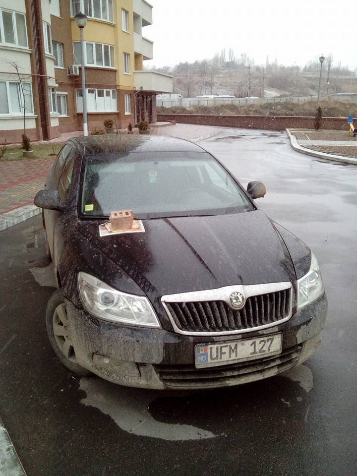 В Кишиневе стал модным новый способ предупреждения «парковочных хамов»